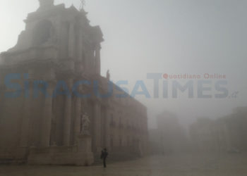 Siracusa. Effetto nebbia in piazza Duomo: la Cattedrale scompare