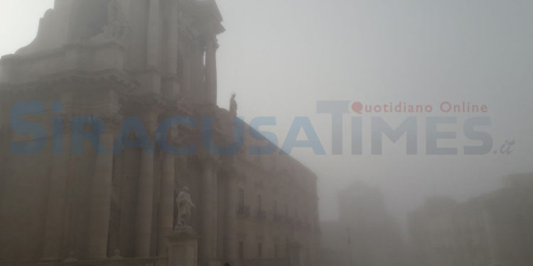Siracusa. Effetto nebbia in piazza Duomo: la Cattedrale scompare