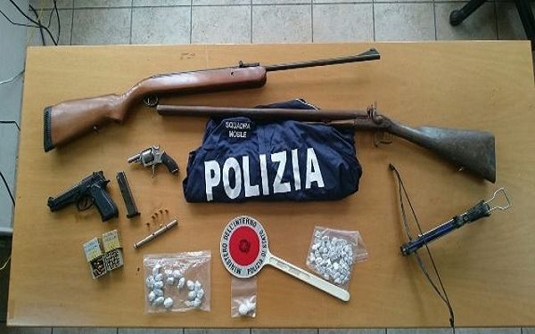 Siracusa, operazione antidroga della Polizia in Ortigia: sequestrate armi e droga