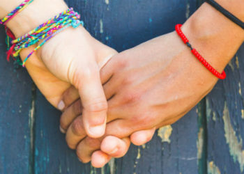 Noto, non accetta la relazione omosessuale della figlia e minaccia di sfregiarla con l’acido