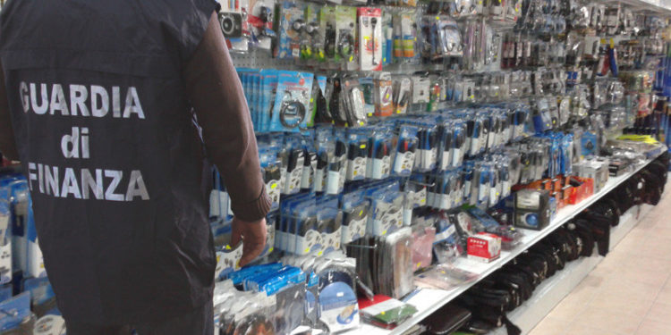 Siracusa, lotta alla contraffazione: le Fiamme Gialle sequestrano oltre un milione di prodotti non sicuri