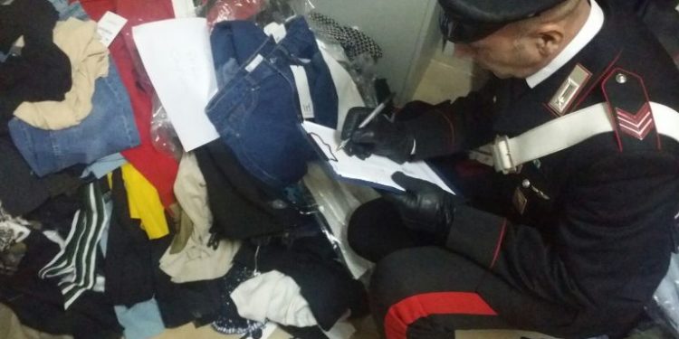 Siracusa. Capi d’abbigliamento rubati in vendita al mercato: 51enne denunciato in stato di libertà