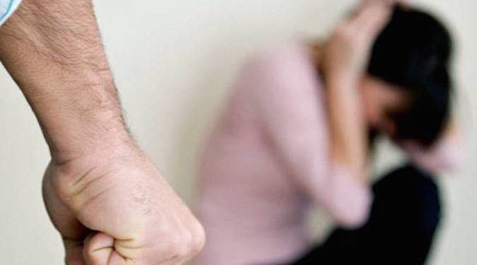 Floridia, figlio picchia la madre da tempo ​perché gli nega il denaro: arrestato