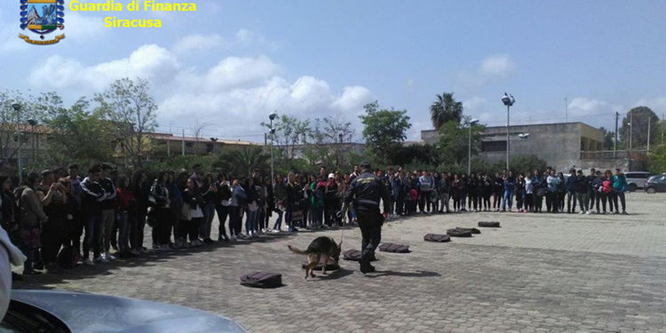 Siracusa, a scuola con le Fiamme Gialle: conclusa la sesta edizione del progetto “Educazione alla legalità economica”