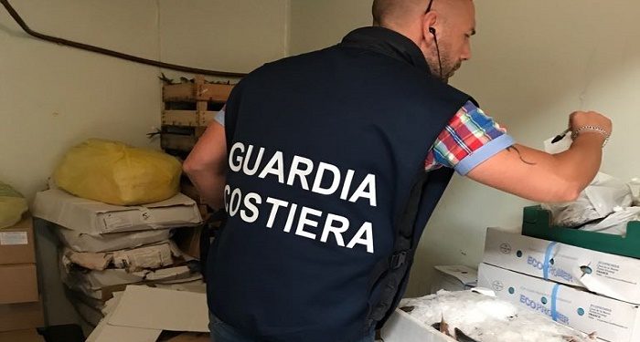 Siracusa, sequestrati 12 chili di pescato conservato in un magazzino abusivo: sanzionato il titolare