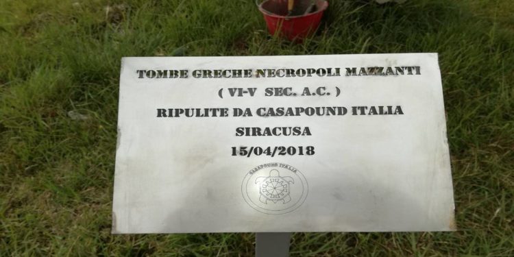 Siracusa, tombe greche della necropoli “Mazzanti”: ripulite dalla sporcizia dai militanti di CasaPound