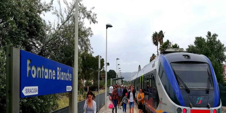 Siracusa, dalla città al mare con il “Minuetto” Fontane Bianche Express
