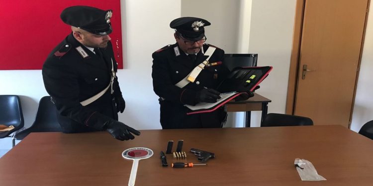 Pachino, evade dai domiciliari e i Carabinieri lo trovano in possesso di pistola e munizioni
