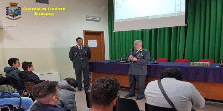 Palazzolo Acreide. “Educazione alla legalità economica”, oggi incontro delle Fiamme Gialle con gli alunni della scuole superiori