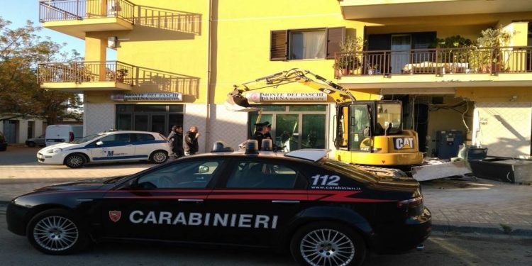 Floridia, assalto al bancomat con una ruspa: i Carabinieri arrestano i due ladri