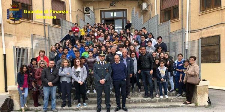 Noto. “Educazione alla legalità economica”, visita della Guardia di Finanza all’istituto “Maiore”