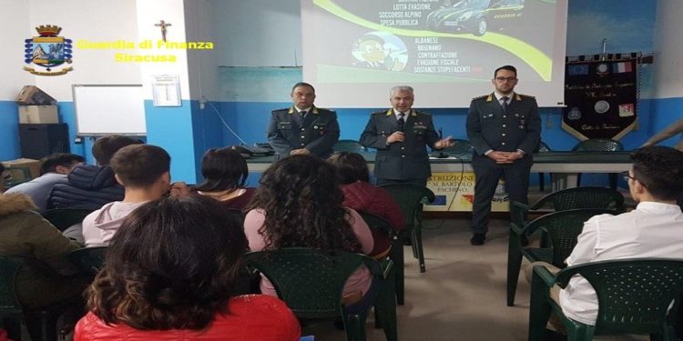 Pachino, lezioni di legalità economica con le Fiamme Gialle: oggi visita all’istituto superiore “M. Bartolo”