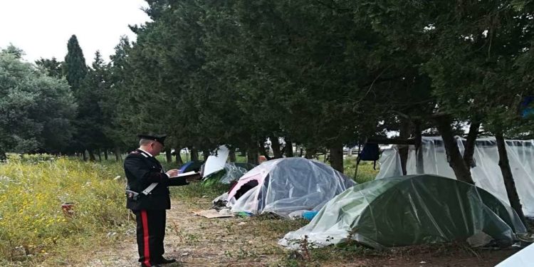 Cassibile, contrasto al lavoro nero e al caporalato: trovati 37 extracomunitari in tendopoli abusive