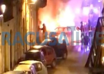 Canicattini Bagni, due auto in fiamme nella notte: indagano i Carabinieri
