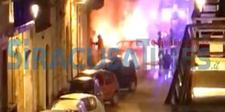 Canicattini Bagni, due auto in fiamme nella notte: indagano i Carabinieri