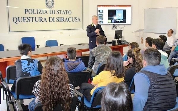 Siracusa. “You Pol”, l’app contro bulli e spacciatori fa il suo ingresso a scuola