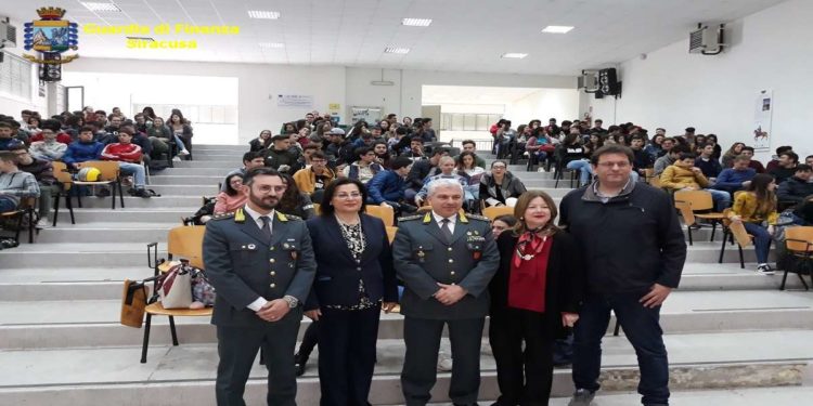 Augusta. “Educazione alla legalità economica”, oggi incontro delle Fiamme Gialle con gli studenti del “Ruiz”