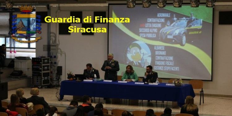 Lentini. Lezioni di “Educazione alla legalità economica” con le Fiamme Gialle ospiti all’istituto “Alaimo”