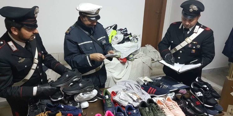 Siracusa, controlli antibusivismo in Ortigia: Carabinieri e Polizia Municipale sequestrano oltre 200 oggetti contraffatti