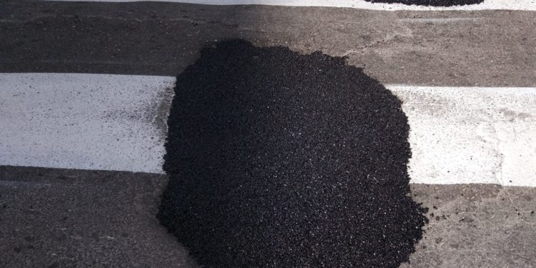 Siracusa, strisce pedonali dipinte sulle buche nell’asfalto in Corso Gelone