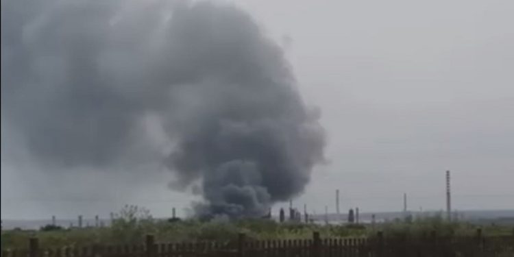 Augusta, in fiamme un magazzino della raffineria Esso: indagini in corso