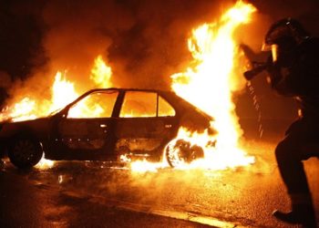 Siracusa, auto in fiamme in via Scilla: indaga la Polizia