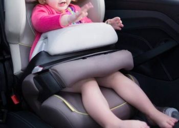 Cassibile, lasciano la bambina chiusa in auto per fare la spesa: segnalati i genitori