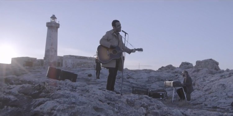 Siracusa, Colapesce ospite di “Brunori Sa” su Rai 3: la bellezza del Faro di Capo Murro di Porco sulle note di “Ti attraverso”