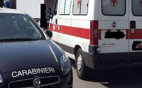 Siracusa, richiede l’aiuto del 118 per un malore e aggredisce con calci e pugni un operatore: intervenuti i Carabinieri