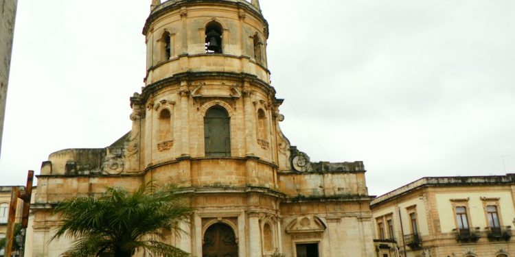 Incidente Floridia: domenica in Chiesa Madre un funerale unico per Giovanni, Giuseppe e Chiara