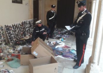 Siracusa, venditori abusivi in Ortigia: Carabinieri e Polizia Municipale sequestrano oltre 3 mila oggetti contraffatti