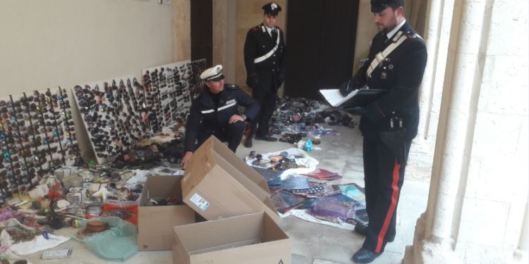 Siracusa, venditori abusivi in Ortigia: Carabinieri e Polizia Municipale sequestrano oltre 3 mila oggetti contraffatti