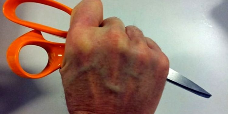 Pachino, va a casa di un uomo e lo aggredisce con le forbici: denunciato un 76enne