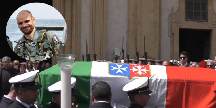Augusta. La città si ferma per l’ultimo saluto al sottufficiale Andrea Fazio, celebrati i Funerali di Stato nella Chiesa Madre