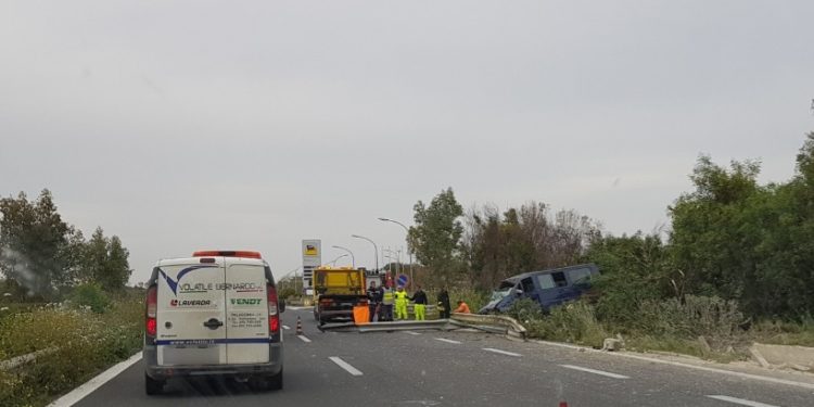 Incidente sulla Siracusa – Catania: un furgone finisce fuori strada