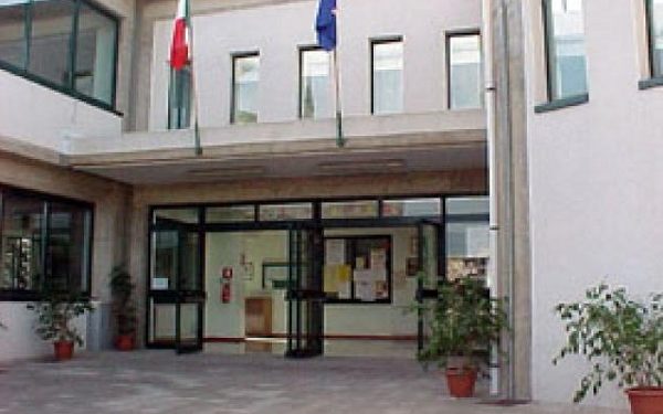 Siracusa, furto all’Istituto “Archimede”: sfondano l’ingresso per impossessarsi degli spiccioli dei distributori automatici