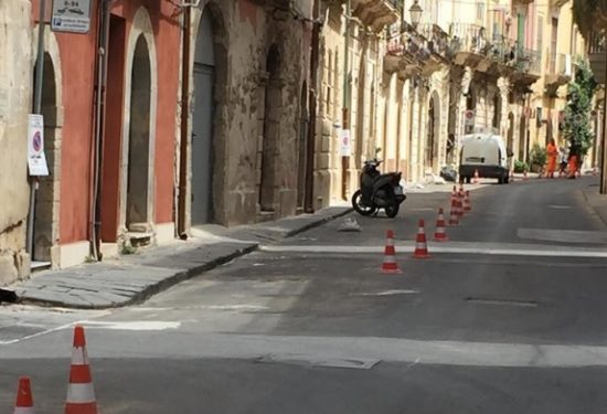 Siracusa. Modifiche agli stalli di sosta di via Vittorio Veneto, Grienti (CdQ Ortigia): “Amministrazione incompetente e prepotente”