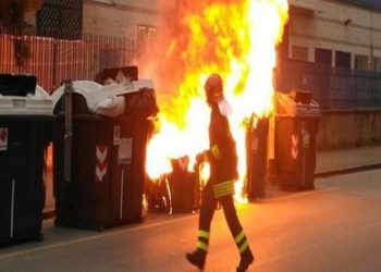 Siracusa, cassonetti in fiamme in via Immordini: indaga la Polizia