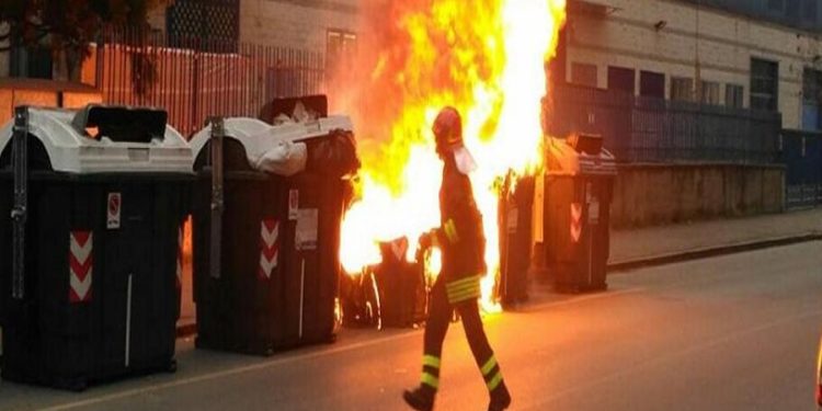 Siracusa, cassonetti in fiamme in via Immordini: indaga la Polizia