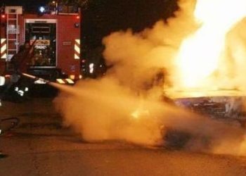 Siracusa, incendio doloso nella notte: auto in fiamme in via Emilia
