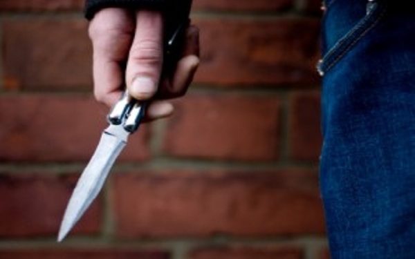 Priolo Gargallo. Si aggirava con fare sospetto, addosso aveva un coltello: denunciato