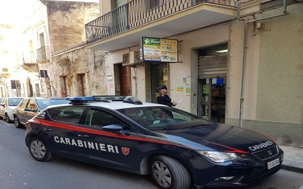 Augusta. Rapinata nella notte una tabaccheria, bottino da 5 mila euro: è caccia ai ladri