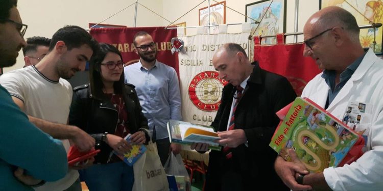 Rotaract di Siracusa, Lentini e Augusta: consegnati libri di fiabe ai bambini del reparto di Pediatria