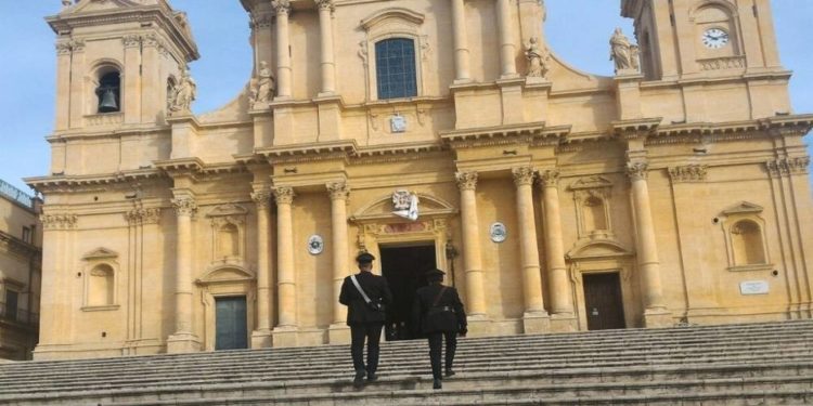 Noto, rubano la borsetta di una ragazza cinese operatrice dell’Infiorata: denunciati