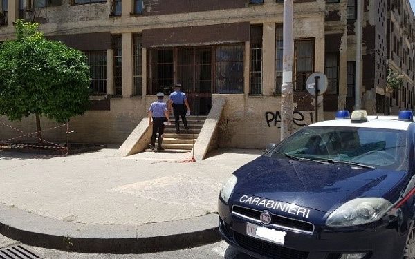 Siracusa, giovane camminava sul tetto dell’ex Tribunale: intervenuti i Carabinieri