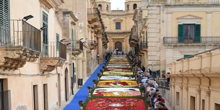 Noto, infiorata: pronto il lungo tappeto di fiori che colora via Nicolaci