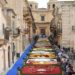 Noto, infiorata: pronto il lungo tappeto di fiori che colora via Nicolaci