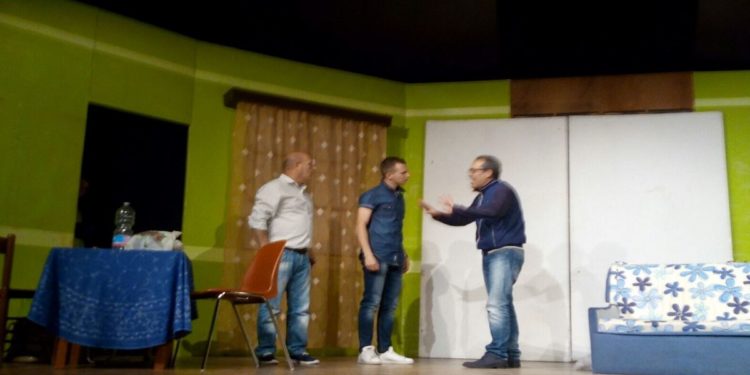 “Pompieri in tacchi a spillo” a Canicattini Bagni, in scena domenica la commedia de “Il Sipario”