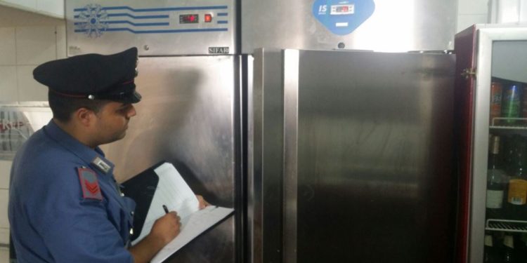 Lentini, gravi carenze igieniche e alimenti in cattivo stato: chiuso un ristorante