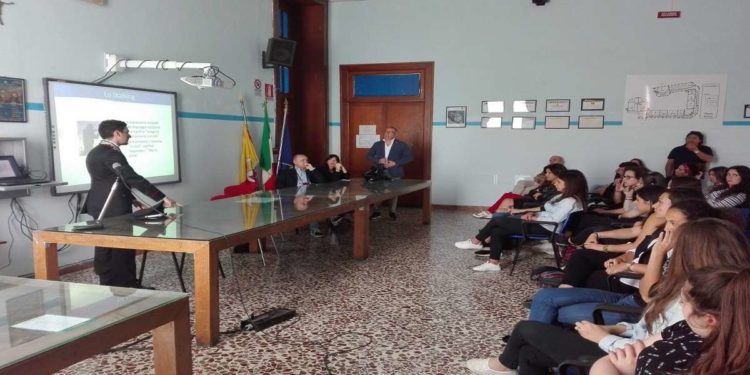 Siracusa, bullismo e stalking: i Carabinieri incontrano gli studenti del “Rizza”